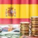 Euro, moneda en España. Detrás la bandera de ese país. - Fuente externa.