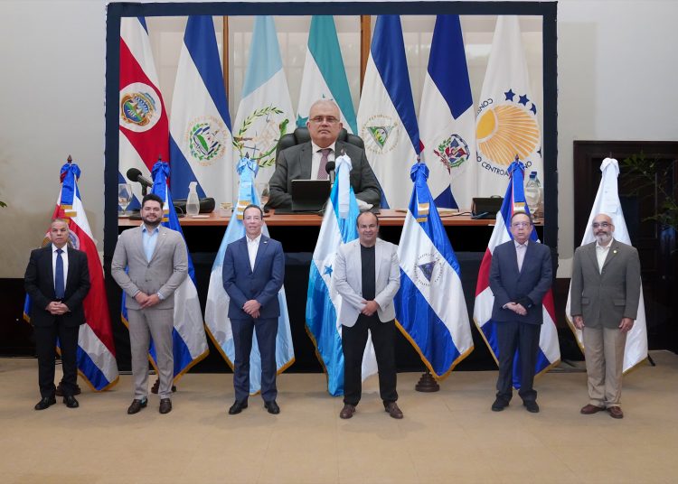 Presidentes de bancos centrales de diferentes países se dieron cita en la Reunión del Consejo Monetario Centroamericano. | Fuente externa.