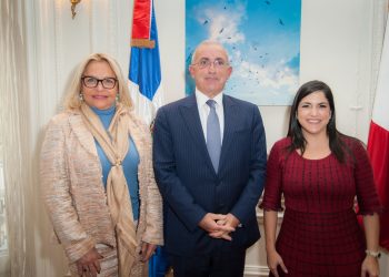 Rosa Hernández de Grullón, embajadora dominicana en Francia; Pascal Ollivier y Biviana Riveiro.