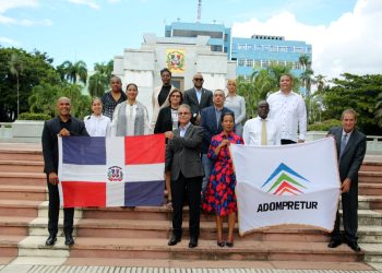Directivos y membresía de Adompretur en la ofrenda floral.