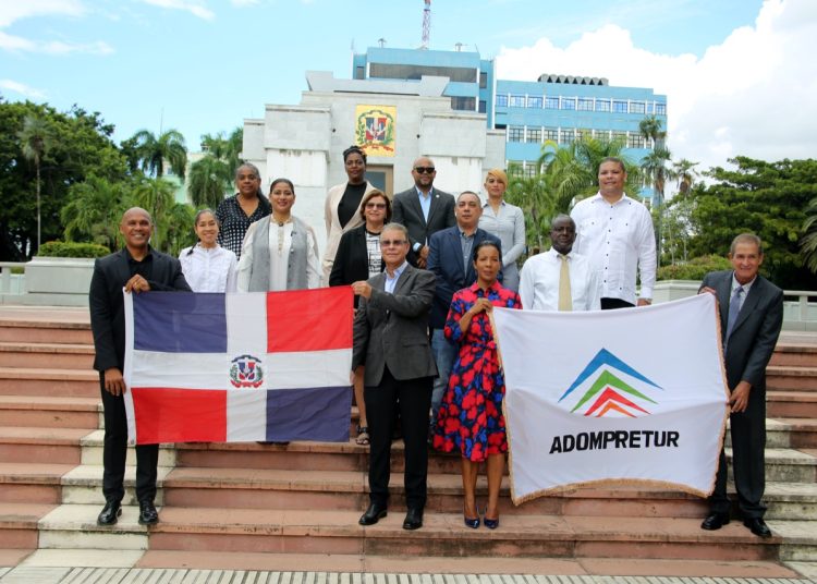 Directivos y membresía de Adompretur en la ofrenda floral.