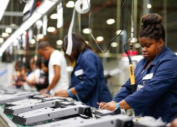 El PMI del sector manufacturero alcanzó el nivel neutro de 50 desde el 49.8 de septiembre. - Fuente externa.