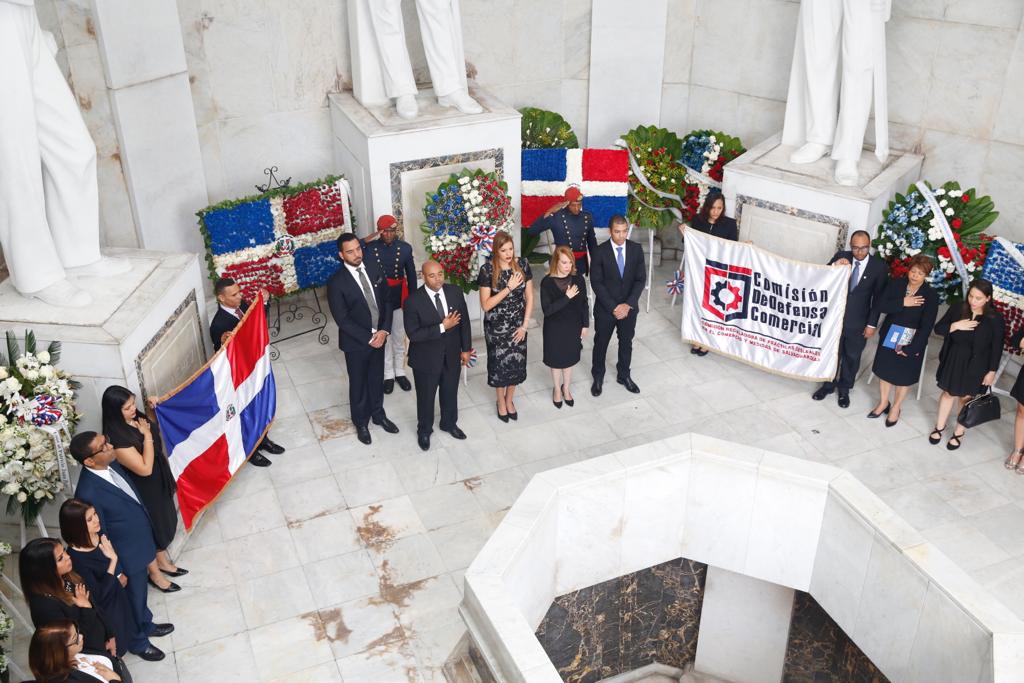 3. ofrenda floral en el altar de la patria.