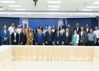 El encuentro estuvo encabezado por el superintendente de Bancos, Alejandro Fernández W.; la directora de ProUsuario, Natalia Sánchez, y el equipo que trabaja con la herramienta.