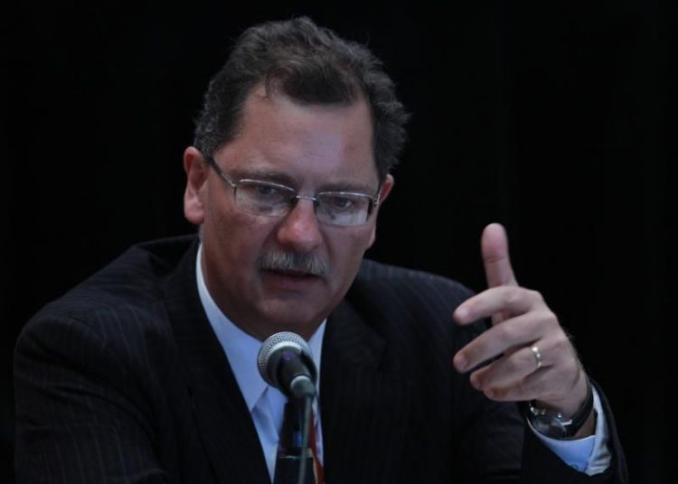 El co-autor del Informe "'Efectos de China en la Cantidad y Calidad del Empleo en América Latina y el Caribe'", Enrique Dussel Peters, habla durante la presentación del informe, en un hotel de la Ciudad de México. | Mario Guzmán, EFE.