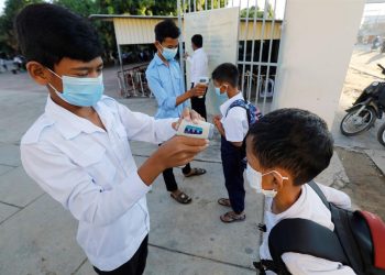 Toma de temperatura a la entrada de una escuela. | Mak Remissa, EFE.