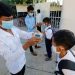 Toma de temperatura a la entrada de una escuela. | Mak Remissa, EFE.