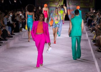 Fotografía de archivo de Naomi Campbell con una creación de Versace en un desfile de moda en Milán (Italia) el pasado mes de septiembre.  | Marco Ottico, EFE.