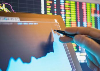 Según García Luciano, es fundamental generar una conversación sobre el mercado de valores y las finanzas en general con aquellas personas que tienen algún interés en comenzar a invertir. - Fuente externa.