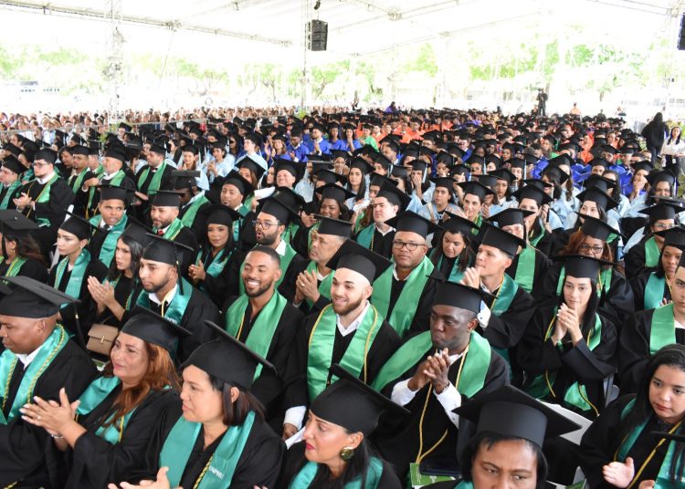 Estudiantes durante el acto de la graduación. - Fuente externa.