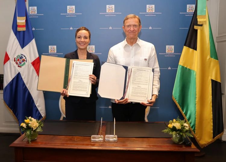 Cancilleres de Jamaica y República Dominicana, Kamina Johnson Smith y Roberto Álvarez. - Fuente externa.
