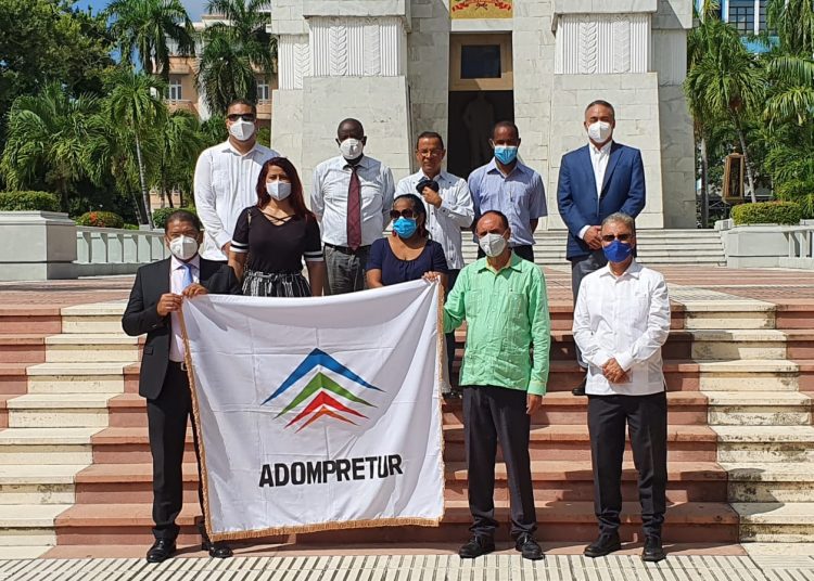 El presidente de Adompretur, José María Reyes, y directivos de la organización depositan una ofrenda floral en el Altar de la Patria.