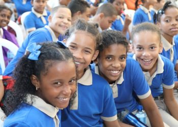 Para constatar que fue favorecido con este bono escolar, los padres o tutores de estudiantes inscritos en escuelas públicas deberán acceder al portal web habilitado por el Minerd. - Fuente externa.