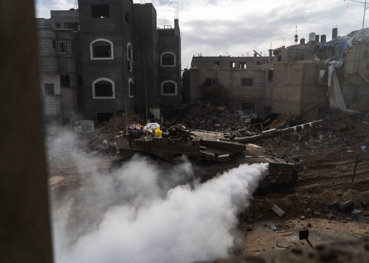 El asalto israelí obligó a la evacuación de más de 10,000 desplazados que se refugiaban en el hospital Naser. - Fuente externa.