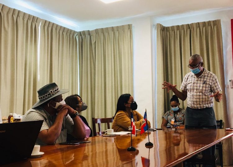 La viceministra de Cooperación Internacional y Ordenadora Nacional de los Fondos Europeos para el Desarrollo, Olaya Dotel, en la reunión con autoridades y comerciantes de Dajabón.