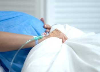 Mujer en sala posparto - Fuente externa.