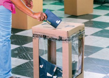 Mujer ejerciendo su voto en elecciones dominicanas. - Fuente externa.