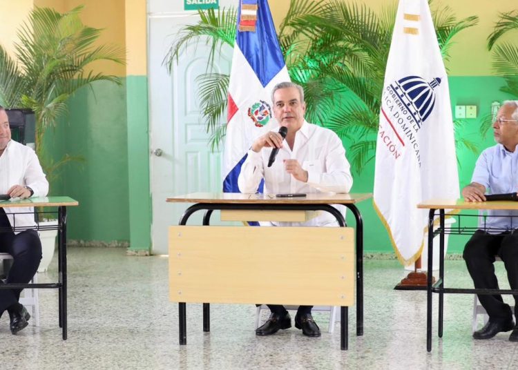 Presidente de República Dominicana, Luis Abinader, junto a ministros de Educación y Administrativo de la Presidencia. - Fuente externa.