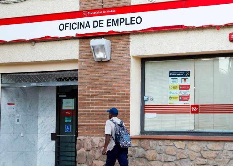 España, donde la tasa de paro tampoco se movió en julio, era por tanto el único que duplicaba con creces la media de la OCDE ese mes. - Fuente externa.