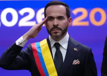 El presidente en ejercicio recibió el saludo afectuoso de su familia.