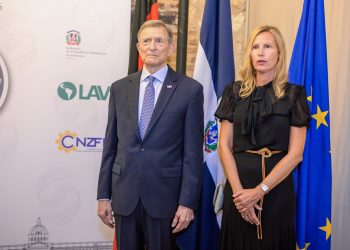 El ministro de Relaciones Exteriores de la República Dominicana, Roberto Álvarez, y la embajadora de Alemania en RD, Maike Friedrichsen.