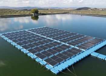 Paneles solares sobre agua. - Fuente externa.