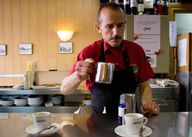 Por nacionalidad, el empleo aumentó más entre españoles (304,900 personas más –incluye doble nacionalidad–) que entre extranjeros. - Fuente externa.