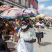 Una mujer con mascarilla camina en un mercado callejero en Puerto Príncipe (Haití). EFE.