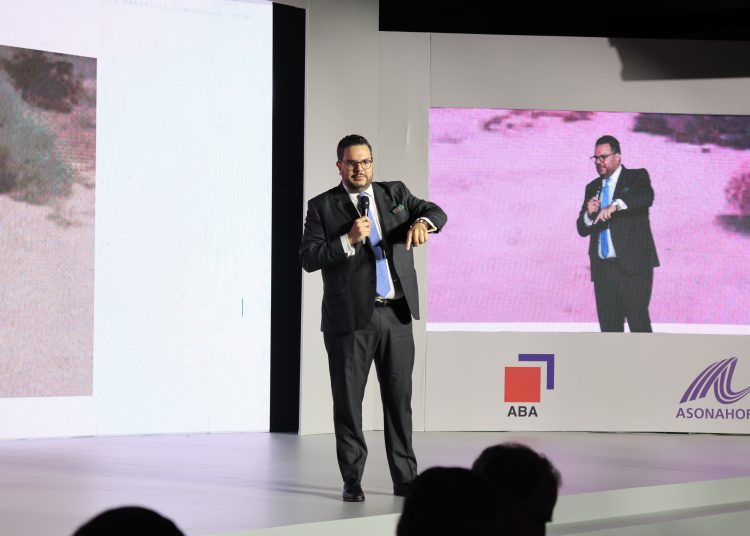 Enmanuel Cedeño, destaca la baja morosidad del sector turístico durante su participación en un foro sobre banca y turismo.