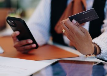 Otros consejos a tomar en cuenta son priorizar medios de pago seguros como tarjetas virtuales o billeteras digitales.