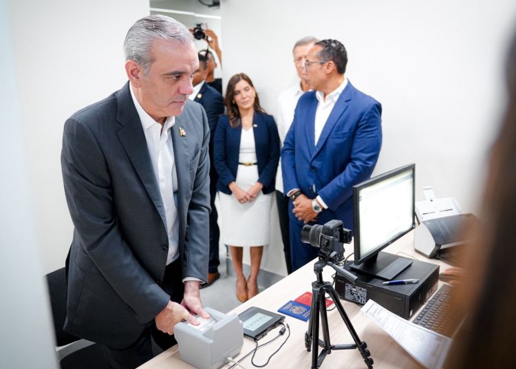 Abinader, dio inicio oficial este miércoles a la implementación del nuevo pasaporte electrónico.