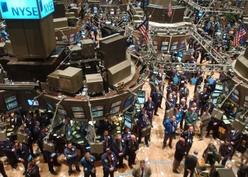 El índice Dow Jones Industrial Average registró una ligera caída en la apertura de Wall Street mientras el petróleo WTI retrocedía tras superar los US$100 el día anterior.