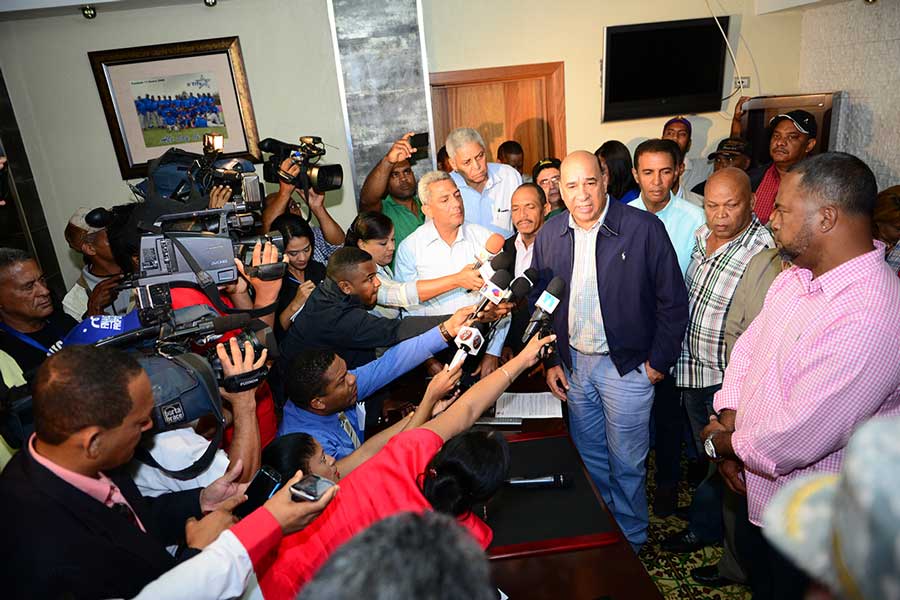 El ministro de Medio Ambiente, Bautista Rojas Gómez, encabezó el inicio del plan de limpieza de San Cristóbal, que se extenderá durante un mes.