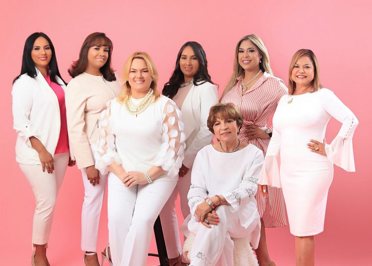 Ligia Espinal (Vocal), Wendy Méndez ( Vocal), Katherine Matos ( Secretaria), Denisse Sánchez (Presidente), Antonia Núñez (Tesorera), Aida Troncoso (Vicepresidente), y Enersy Vilorio (Vocal).