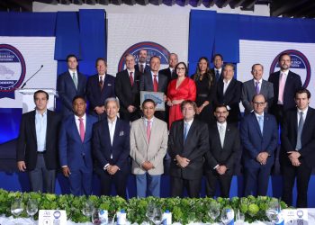Directivos de Adoexpo junto con ejectivos de la Cervecería Nacional Dominicana, empresa que obtuvo el máximo galardón de los premios.
