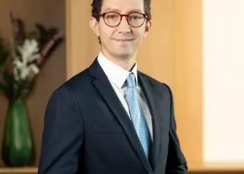 Informa que actualmente, varias sociedades administradoras están estructurando vehículos de inversión enfocados en sectores como energías renovables, gestión de residuos, eficiencia energética, vivienda sostenible y desarrollo urbano resiliente.