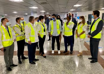 Autoridades de Aerodom y del sector turismo.