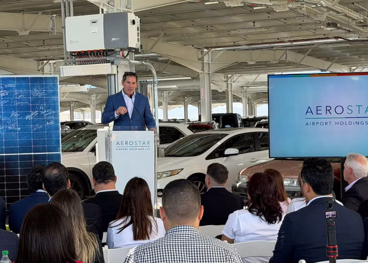 Paneles solares instalados en el estacionamiento del Aeropuerto Internacional Luis Muñoz Marín.
