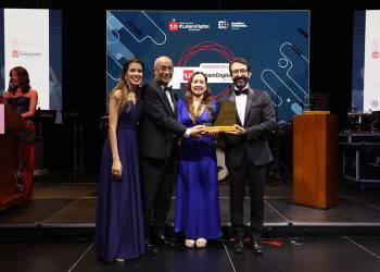 Representantes de AES Dominicana al recibir galardón en Premios Latam Digital 2024. - Fuente externa.