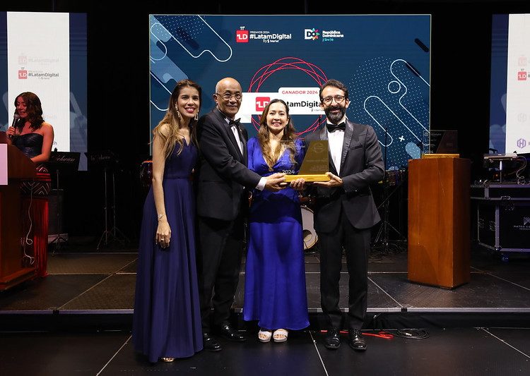 Representantes de AES Dominicana al recibir galardón en Premios Latam Digital 2024. - Fuente externa.