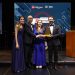 Representantes de AES Dominicana al recibir galardón en Premios Latam Digital 2024. - Fuente externa.