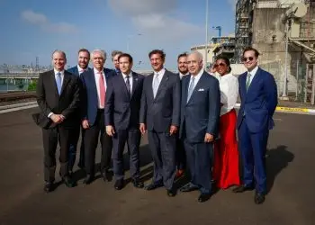 El jefe de la diplomacia estadounidense fue recibido por el presidente y CEO de The AES Corporation, Andrés Gluski, junto al presidente de AES Panamá, Miguel Bolinaga, y otros funcionarios de la corporación.