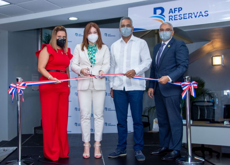 Joel Santos, Gerente, hace el corte junto a Sheyly Viuque, José Martí y María Gómez Ramia