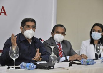 El ministro de Agricultura, Limber Cruz, y Daniel Liranzo, director ejecutivo del Consejo Nacional de Zonas Francas.
