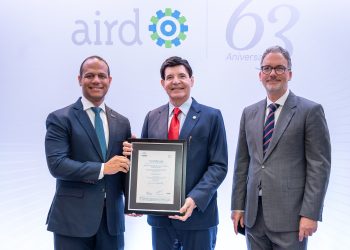 El presidente de la AIRD, Julio V. Brache, y Mario Pujols reciben certificación ISO por parte del director país de AENOR RD, Ariel Espejo.