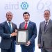 El presidente de la AIRD, Julio V. Brache, y Mario Pujols reciben certificación ISO por parte del director país de AENOR RD, Ariel Espejo.