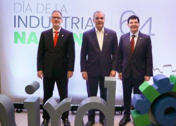 Autoridades gubernamentales y representantes del sector industrial durante el acto del Día de la Industria Nacional.
