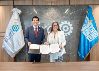 El presidente de la AIRD, Julio Virgilio Brache Álvarez, y la representante residente del PNUD, Ana María Díaz.