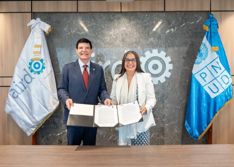 El presidente de la AIRD, Julio Virgilio Brache Álvarez, y la representante residente del PNUD, Ana María Díaz.