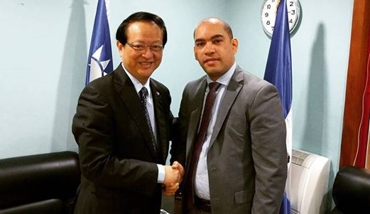 aldo rodriguez junto al embajador de taiwan